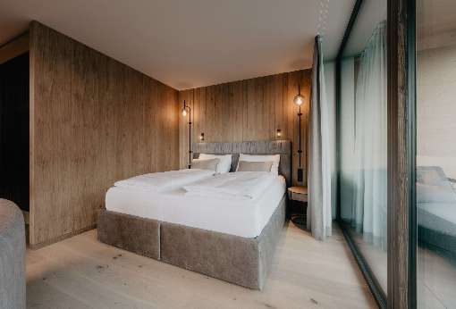 Bilder 1 bis 5: Furnier, wohin das Auge blickt: Dank des edlen Naturmaterials erstrahlt das Hotel Berghof in St. Johann im Pongau in zeitgemäßem Glanz. Fotos: europlac